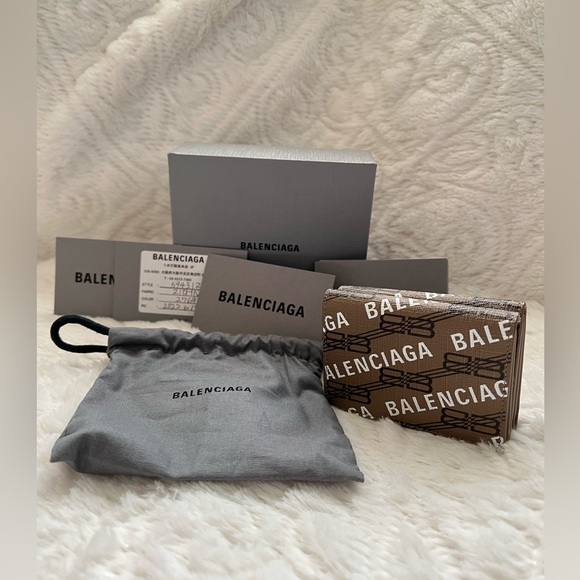 Super Sale ❤️Authentic 💯 Balenciaga Limited Edition Mini Compact Short Wallet - Picture 3 of 10